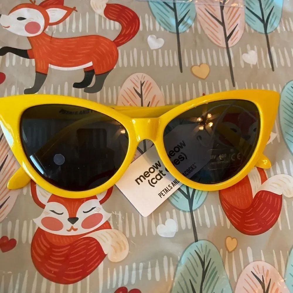 Petals and Peacocks NWT cat eye sunglasses retro cool yellow!